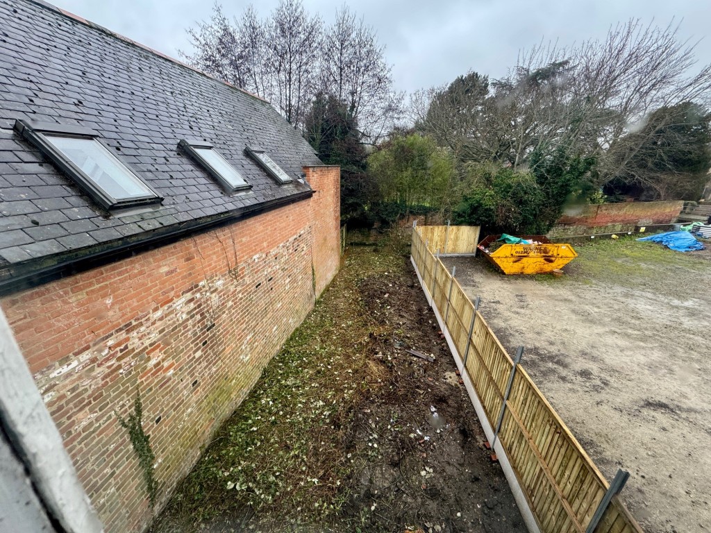 Lot: 60 - DOUBLE FRONTED PERIOD BUILDING IN CITY LOCATION - View of rear garden leading down to River Stour